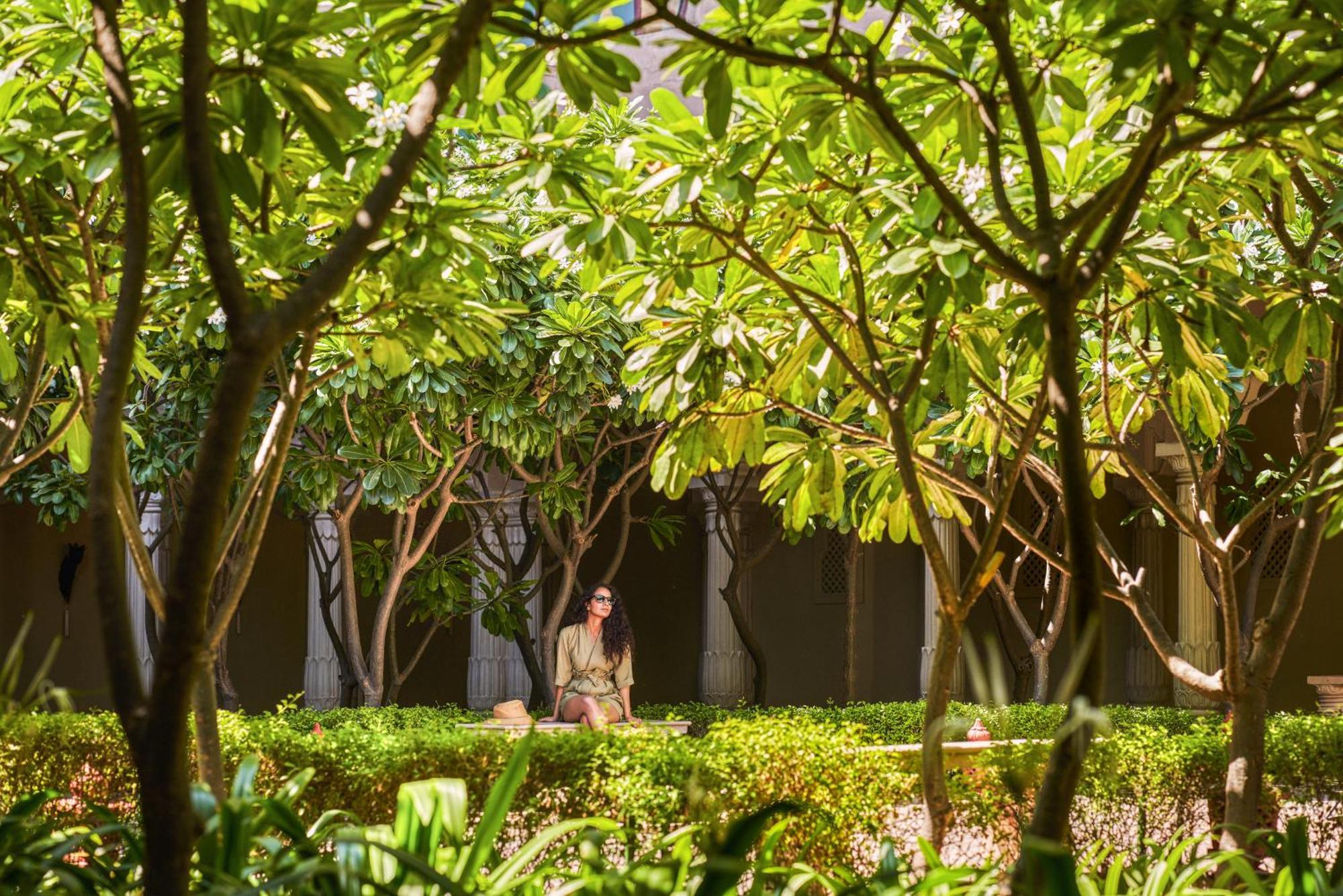 Hotel Fairmont Jaipur Exterior foto A woman praying in the garden